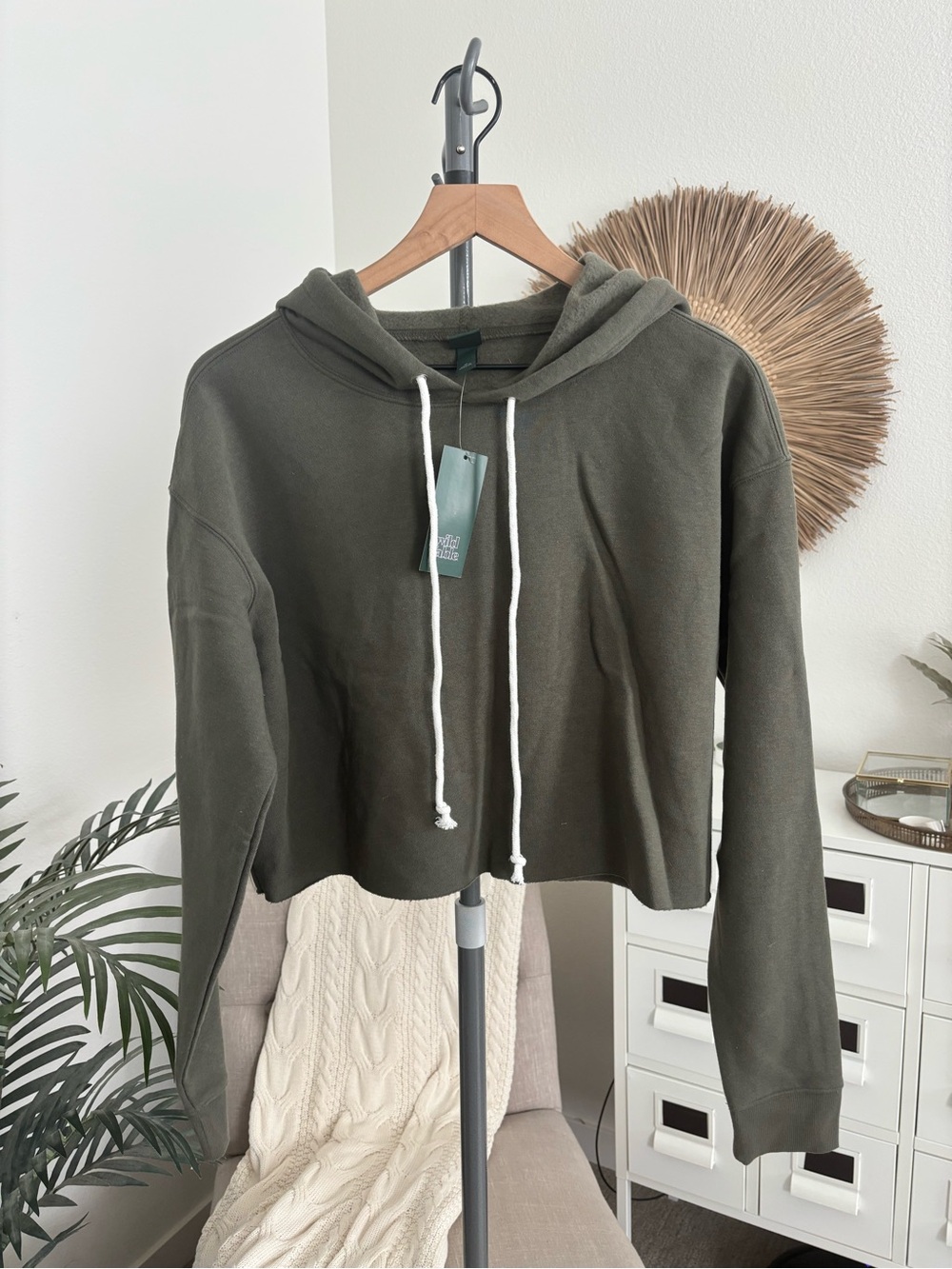 NWT Wild Fable Olive Green Cropped Hoodie Pullover Sweatshirt Medium